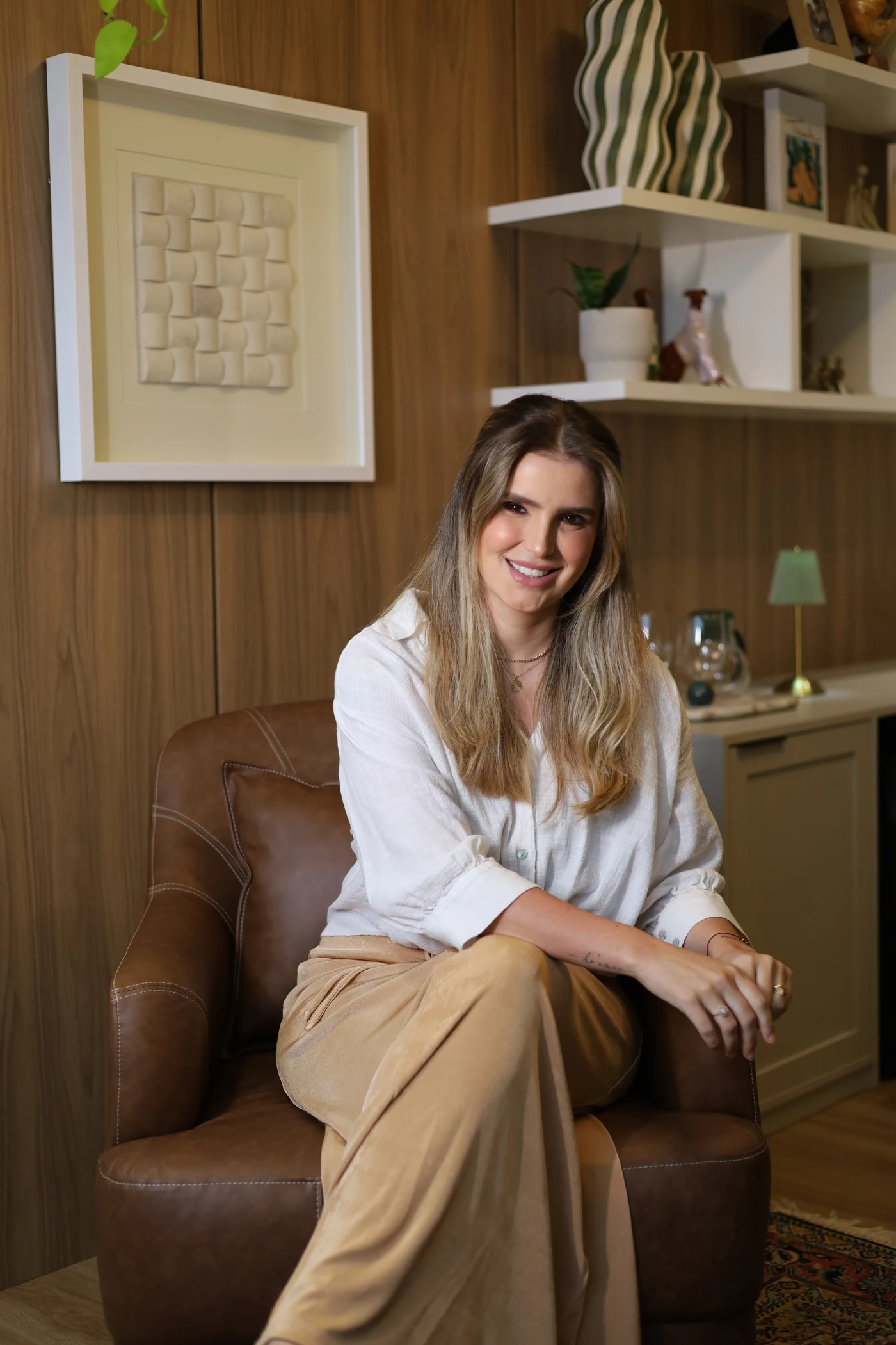 Isabella Severo sentada na poltrona do consultório, sorrindo